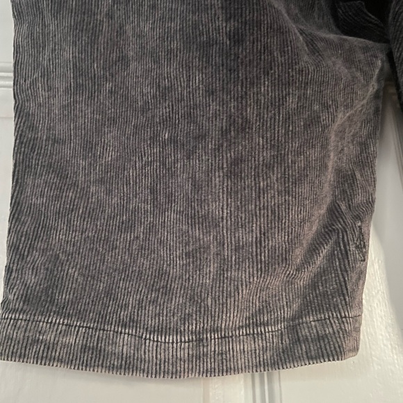Men’s Volcom shorts, grey corduroy in size 34 - Picture 6 of 6